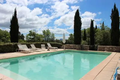 Image de Mas de charme 'La Boussone' au coeur de la Provence, piscine privée et tennis.