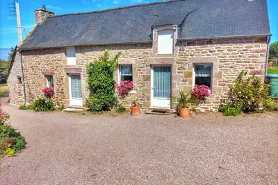 Image de Maison de caractère indépendante, cour et jardin située a 600 m des commerces.