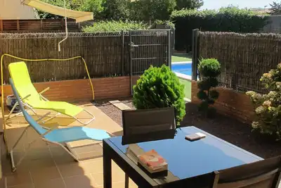 Magnifique appart. moderne et récent, à 300 m de la mer, avec piscine et parking