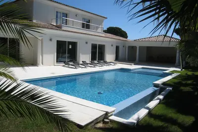 Image de Villa de standing  climatisée avec piscine et grand jardin clos proche plages