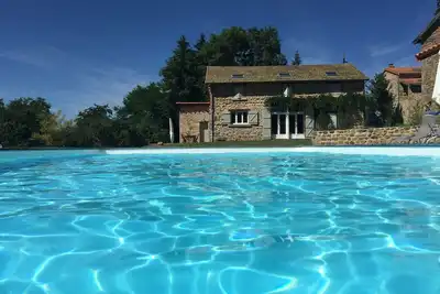 Image de Maison en pierre avec piscine chauffée et grand terrain arboré Wifi