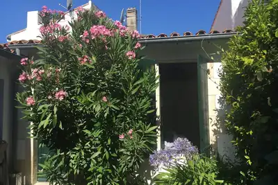 Image de La petite maison de famille 3*. A côté du port au cœur du village cour au sud