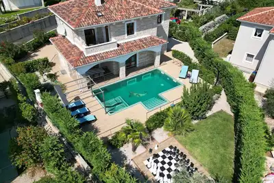Image de Villa Noah (5*): maison pierres, piscine intérieure chauffée, spa, gym, vue mer