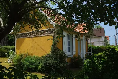 Image de Petite maison des années 1930 située à 300 m de la plage classée 3 *