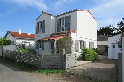Image de Maison rénovée, 4 chambres, à 200m de la plage et 400m du centre, terrasse et cour clôturée