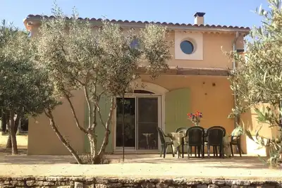 Image de Gite face au Luberon avec piscine et Climatise
