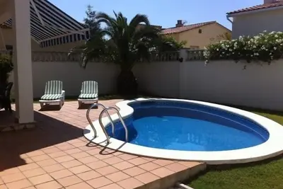 Maison plain pied avec piscine et jardin, à L'Escala à +- 1500 m de la plage