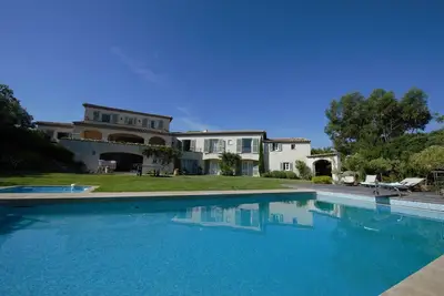 Image de Villa standing, vue mer & collines, tennis privé, piscine, spa, A\/C, 7ch. \/14pers