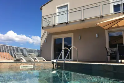 Image de Maison contemporaine avec piscine entre Mer et Montagne - Corse-du-sud