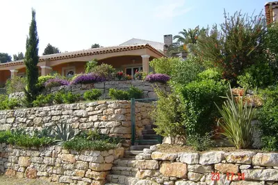 Image de Lavandou - Villa climatisé, vue mer, jardin fleuri, plages+village 400m \/ 3 ch.