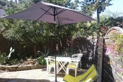 Image de charmante petite maison climatisée avec terrasse et jardin clos
