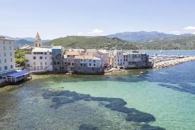 Image de Appartement avec petit jardin et place de parking, au coeur de Saint Florent.