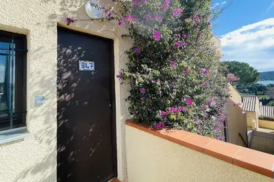 Image de « La belle provençale ». Confort, Piscine, Vue mer, plage à pied.