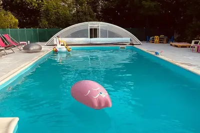 Image de Gîte en pierre blanche, avec un joli four à pain comme terrasse, internet