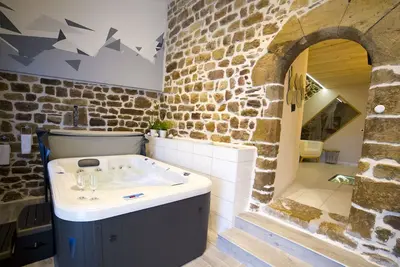 La Cazette : suite romantique insolite avec spa privatif