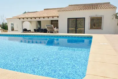 Image de Superbe  Villa Spacieuse  A La Cumbre Del Sol Avec Grande Piscine Et Jacuzzi