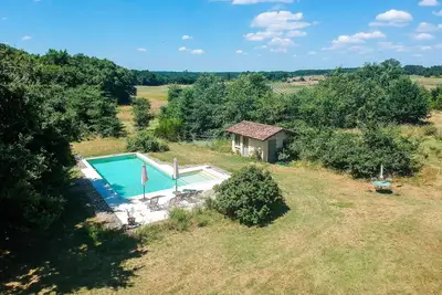 Image de Maison à la campagne dans un environnement calme.