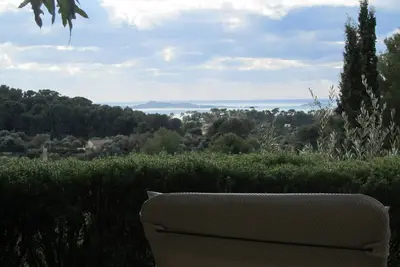 Maison dans propriété familiale, vue mer et colline, 3 kms Sanary sur Mer