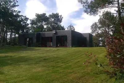 Image de Maison d'architecte au bord de la rivière d'Auray sur 2000 m2 de pinède