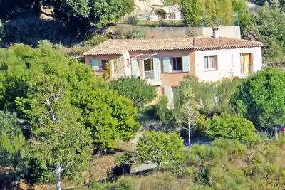 Image de Trois pièces rez-de-jardin dans villa provençale avec jardin indépendant clos