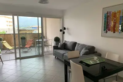 Image de 250 m plage, bel appartement climatisé avec terrasse, garage et Wifi