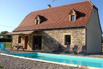 Image de Maison indépendante avec piscine privée pour vacances en famille.