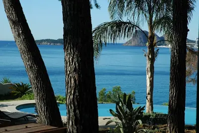 Image de Villa contemporaine vue mer exception piscine à débordement, nichée sous les pins