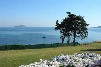Image de Petite maison bretonne face à la mer dans un site naturel exceptionnel