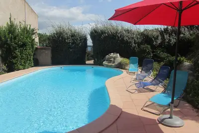Image de Appartement 2 personnes climatisé 35 m2 piscine, vue montagnes et mer.