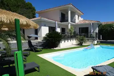 Pezenas, Spacieuse villa, piscine privée chauffée, calme, proche tout commerces.