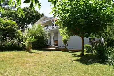 Image de Agréable maison de vacances nichée dans la verdure entre Bassin et Océan.