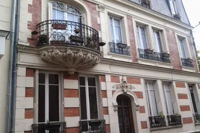 Image de Fontainebleau centre 19th century Townhouse near Chateau
