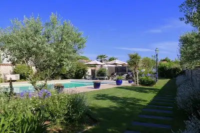 Image de Maison avec piscine chauffée et jardin à St Marie de Ré - Place des Tilleuls