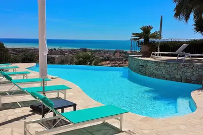 Image de Villa avec vue mer panoramique, exposée plein sud, 4 ch climatisées