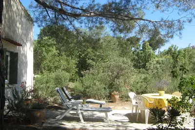 Image de Charmante Maisonnette à 2 pas du Lubéron, avec Tb panorama nichée dans les pins