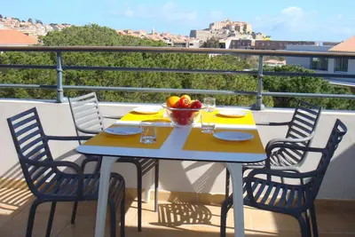 Image de Spacieux 2 pièces climatisé, grande terrasse donnant sur parc arboré avec piscine
