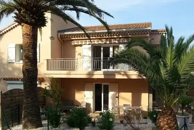 Image de Proche mer et commerce, quartier calme arboré, appartement 1er étage de villa