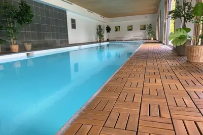 Image de Villa avec Piscine intérieure chauffée, espace fitness et sauna infrarouge