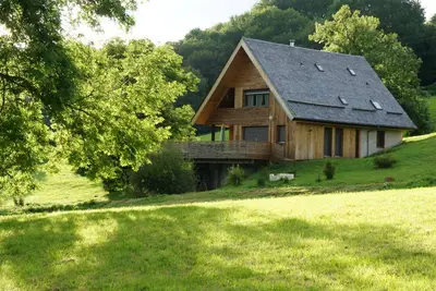 Image de Chalet contemporain situé en montagne, sur un domaine agricole bio