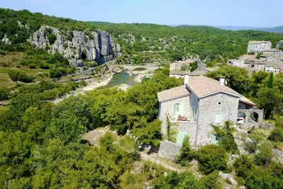 Image de situation exceptionnelle pour cette maison ancienne sur site classé