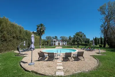 Demeure de 350 m2 Jacuzzi, piscine 4 à 12 p, parc, 6 chambres