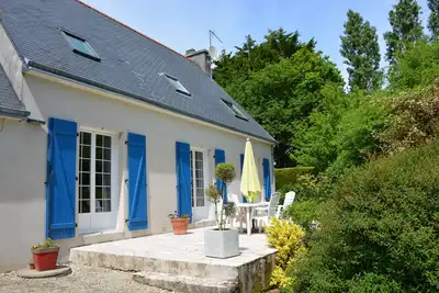 Image de maison spacieuse avec grand jardin et terrasse en baie de douarnenez
