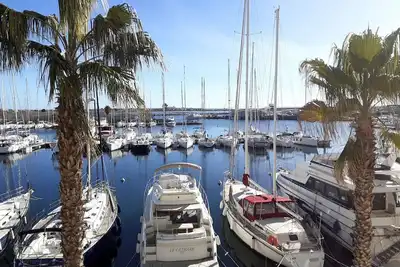 Image de Appartement rive droite, au calme dans le port, proche du centre historique.