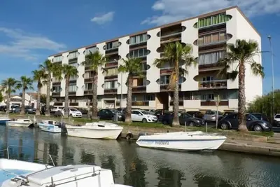Image de Grand P2 bien entretenu et climatisé avec lit 160 et vue sur canalette