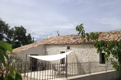 Image de Maison en pierre avec Jacuzzi et climatisation