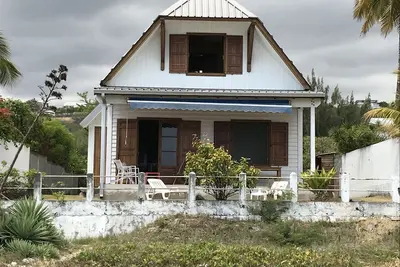 Image de Villa 'Joséphine' les pieds dans l'eau sur la plage de l'Hermitage