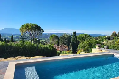 Image de Très belle villa avec Piscine et Vue Panoramique – Cadre résidentiel