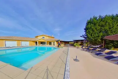 Image de Villa 12 personnes\/piscine\/jacuzzi intérieur et extérieur \/jardin méditerranéen.