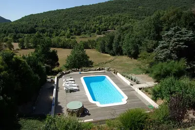 Image de Maison avec piscine dans un environnement naturel d'exception