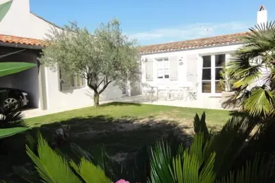 Image de Flotte Ile de RéMaison, style Rhétais, au centre du village et proche de la mer.